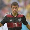 Daumen hoch von Thomas Müller. Google tippt, dass Deutschland das Halbfinale gegen Brasilien gewinnen wird.