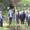 Zum Zehnjährigen pflanzte Albert Weber (links) einen Baum im Gartenschau-Areal. Daneben (von links) Georg Weber, Georg Schmid, Verbandspräsident Roland Albert und Bürgermeister Gerhard Martin.