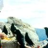 Siegfried König aus Winzer teilt seine Brotzeit mit Dohlen. Fotografiert wurde er dabei von Hans Wiedemann 1995 auf der Alpspitze bei Garmisch.