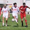 Der SV Mering (Mitte Endrit Ahmeti, links Lukas Weißenböck) holte beim TSV Haunstetten den dritten Sieg in Folge. 