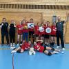 Bei den bayerischen Meisterschaften landeten die U14- Volleyballerinnen des TSV Nördlingen auf einem guten achten Platz: (stehend von links) Co-Trainer Thomas Frieß, Co-Trainerin Minja Radukic, Lina Wunderlich, Johanna Frieß, Jule Singheiser, Lara Enßlin, Johanna Heim, Yelda Erdogan, Nina Radukic und  Trainer Uwe Bachmann. (Liegend von links) Lea Bauer und Freya Hebold.