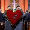 Soldaten des Wachbataillons tragen nach dem Gottesdienst ein Herz aus Blumen mit der Aufschrift "Deine Ingeborg" aus der Kirche. 
