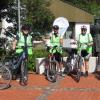 Eine goldfarbige Fahrradklingel diente als Staffelstab für die Stadtradler (von links) Xaver Stadler (Holzheim), Bürgermeister Thomas Hartmann (Holzheim), Bürgermeister Erich Winkler (Nersingen), Beate Müller (Nersingen) und Liane Bieniasz (Holzheim). 	 	