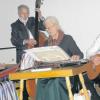 Die Instrumentalgruppe spielt Stub’n-Musi auf traditionellen Zupfinstrumenten: (von rechts) Walter Bednarz (Gitarre), Annelies Bamert (Zither), Ludwig Ried (Kontrabass) und Marelies Hammerl (Hackbrett). 