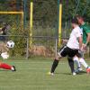 Fränki Rajc (weißes Trikot) erzielt hier das umjubelte 3:2 für den TSV Friedberg, Torhüter Dennis Starowoit ist machtlos.  	 	