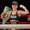 Tina Rupprecht mit dem Weltmeistergürtel des Boxverbands WBC, den sie 2021 gegen die Mexikanerin Katia Gutierrez verteidigt hat. 