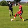 Neben dem TSV Mindelheim und dem TSV Kirchheim wartet auch der SV Oberegg (rote Trikots) auf den ersten Saisonsieg in der Kreisliga. Ob es für Christian Faulstich (am Ball) und sein Team am Sonntag beim Auswärtsspiel in Dickenreishausen klappt?