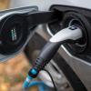 Ein Elektroauto von BMW wird an einer Ladesäule geladen: E-Autos liegen im Trend. Aber sind sie auch die Zukunft der Mobilität? 