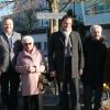 Altlandrat Walter Eichner, der frühere OB Ingo Lehmann, Landrat Thomas Eichinger, Barbara Mohrenweis (Schwiegertochter von Karl Mohrenweis), Klinikum-Vorstand Marco Woedl, Thomas Mohrenweis (Enkel), Karl Mohrenweis (Sohn) sowie Barbara und Katrin Mohrenweis (Enkeltöchter). 	