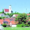 Illerberg und Thal sind idyllisch gelegen, die Martinskirche überragt das gesamte Illertal. Jetzt laufen vorbereitende Untersuchungen im Rahmen der Städtebauförderung, um die Dorfstruktur zu verbessern. Das Amt für ländliche Entwicklung hatte hingegen keinen Handlungsbedarf gesehen. Foto: ub