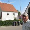 Beim ersten Blick möchte man es kaum glauben. Das Haus am Übergang der Brühlstraße in die Synagogengasse hat eine besondere historische Bedeutung. Vorne rechts Willi Fischer, Vorsitzender des Krumbacher Heimatvereins. 