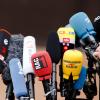 Mikrofone von Journalisten stehen vor der Justizvollzugsanstalt Neumünster. Deutschland ist auf der Rangliste der Pressefreiheit weiter abgerutscht.