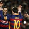Fußball-Stürmer Luis Suárez (l) vom FC Barcelona jubelt mit seinem Mannschaftskollegen Lionel Messi nach einem ungewöhnlichen Tor gegen Celta Vigo.