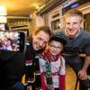 Selfie mit dem Bundesliga-Profi: FCA-Verteidiger Martin Hinteregger (rechts) besuchte am Dienstagabend einen Fan-Stammtisch in Sonthofen.