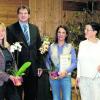 Karin Batke und Bürgermeister Eisenkolb mit den Geehrten, Bernadette Lopes und Iris Zufahl. Foto: mde