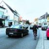 Der Verkehr auf der Ulmer Straße kann mitunter ganz schön lebhaft sein. Die Aufnahme entstand am frühen Nachmittag. Im Stadtrat herrscht Einigkeit darüber, dass eine Querungshilfe für Fußgänger angebracht ist. Man ist sich nur nicht einig, wo sie entstehen soll. Foto: Ursula Katharina Balken