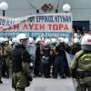 Polizisten sichern die Straßen an der Strecke von Bundeskanzlerin Merkel in Athen. 