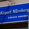 Bei einem Crash auf dem Vorfeld des Nürnberger Flughafens ist ein Busfahrer getötet worden. Der Bus war mit einem Hubfahrzeug kollidiert. Details sind aktuell noch nicht bekannt.
