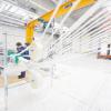 Glasfaserstränge und -matten werden bei Sortimo International in einer neuen Produktionsanlage zu Profilen für die Fahrzeugeinrichtung Globelyst C aus Faserverbundwerkstoff verarbeitet. 