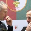 Freiburgs Trainer Christian Streich (l.) spricht mit Augsburgs Trainer Manuel Baum.