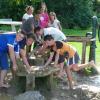 Einige Kinder aus Winterrieden hatten großen Spaß beim Spielen mit Wasser und Sand. Zusammen mit einigen Erwachsenen sind sie dieses Jahr nach Osterberg geradelt.