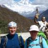 Heinz und Marlene Herre vor dem Hintergrund des Mount Everest. Im vergangenen Jahr sind die Tapfheimer den Mount-Everest-Trek gegangen und haben die Region besucht, die nun vom Erdbeben stark getroffen wurde. 