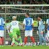 Jubel bei den Wolfsburgern: Sie bleiben nach zwei Siegen gegen Holstein Kiel in der ersten Bundesliga.