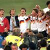 16 Jahre Später schafft er es nochmal. Als Trainer führt Beckenbauer die deutsche Nationalmannschaft 1990 zum dritten Weltmeister-Titel. 