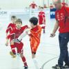 Hoch das Bein: Die „kleinen“ Kicker zeigten beim F2-Turnier der Neuburger Hallentage in der Sporthalle am Volksfestplatz durchgehend tolle Leistungen und vollen Einsatz.  