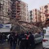 Rettungskräfte versuchen, verschüttete Bewohner in einem eingestürzten Gebäude in Diyarbakir zu erreichen.