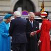 König Charles III. von Großbritannien und Königsgemahlin Camilla  werden am Brandenburger Tor von Bundespräsident Frank-Walter Steinmeier und seiner Frau Elke Büdenbender mit militärischen Ehren begrüßt.