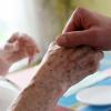 Pflegeexperte: Altenpflege für Azubis attraktiv machen. Foto: Oliver Berg/Archiv dpa