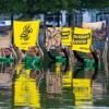 Aktivisten von Greenpeace demonstrieren bei der Autoschau IAA in München für einen schnelleren Abschied vom Verbrennungsmotor.
