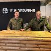 Die Pop-Up Lounge der Bundeswehr in der Annastraße 14 war für fünf Wochen Anlaufstelle für Interessenten. Karl Scherlin (rechts) ist mit der Resonanz zufrieden.