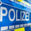 Ein Autofahrer hat in Dillingen eine Fußgängerin erfasst und ist dann davongefahren. 