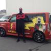 «Flatman» vor seinem Auto in Christchurch in Neuseeland. Das Auto hat eine Firma gespendet und eigens für ihn bemalen lassen.