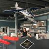 Flugzeuge gehören zur Deko im neuen Café Triebwerk am Augsburger Flughafen, das seit wenigen Wochen geöffnet ist. Wirtin Sandra Fischer und ihr Lebensgefährte sind eigenen Angaben zufolge große Flugfans.  	
