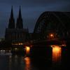 In sogenannten normalen Zeiten sieht man hier den Kölner Dom und die Rheinbrücken stimmungsvoll beleuchtet – nur befinden wir uns derzeit eben auch hier offenkundig nicht in solchen. 