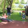 Kinder nehmen das Angebot des Spielplatzes gerne an und können zur Freude von Martin Müller (links) und Philipp Seitle das Areal zum Spielen nutzen. 	