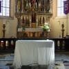 Wie wird der neue Altar und der neu gestaltete Altarraum aussehen? Erst zur Einweihung im September können die Kirchenbesucherinnen und -besucher den neuen Steinaltar sehen.