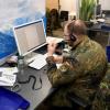 Angehörige der Bundeswehr unterstützen Mitarbeiter der Gesundheitsämter bei der telefonischen Kontaktnachverfolgung und Information in der Corona-Pandemie.  	