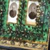 Die detailreichen Blumenverzierungen rund um die Fotos des unbekannten verstorbenen Ehepaares sind aus menschlichem Haar gemacht. 	