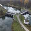 Das Luftbild zeigt das zu sanierende Einlaufbauwerk des Illerkanals (links) und das Auslaufbauwerk des UIAG-Kanals (rechts) bei Au.