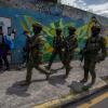 Eliteteams der ecuadorianischen Streitkräfte patrouillieren in konfliktträchtigen Teilen der Stadt Quito.