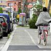 Die Waschbetonplatten in der Gögginger Straße kommen weg. Sie sind locker und uneben.