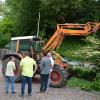 Vor der Entscheidung über den Kauf eines neuen Traktors für den Bauhof nahmen die Mitglieder des Bucher Marktrats das reparaturbedürftige Fahrzeug genauer in Augenschein.