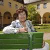 Martha Borgmann im Jahr 2013 auf einer Bank im Innenhof des Heilig-Geist-Spitals in Landsberg. Die langjährige Stadträtin wurde 84 Jahre alt. 	