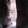 Die Ruinen von Petra aus dem Blick durch den Siq, der über einen Kilometer lange Zugang zu der antiken Sehenswürdigkeit.