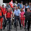 Die erkennbar „Roten Radler“ der SPD starteten am Rathaus Fischach zu einer Tour durch Fischach und Umgebung. Mit dabei waren zum Beispiel Harald Güller, Landtags-Fraktionschef Markus Rinderspacher und Herbert Woerlein. 	