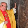 Mit drei Klopfzeichen bittet Pfarrer Karlheinz Reichhart um Einlass in die seit einem halben Jahr geschlossene Pfarrkirche St. Martin. 